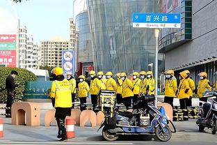 BBC：罗马球迷向布莱顿球迷扔杂物，布莱顿已向警方和欧足联报告